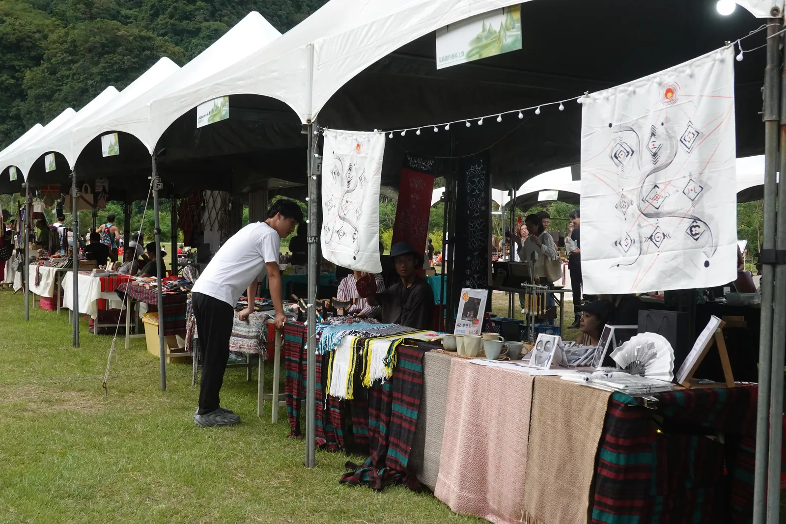山谷藝術市集現場,白色帳篷下的手作與織品攤位